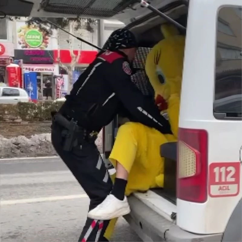 Civciv kostümlü vatandaş ile polislerin oyunu güldürdü
