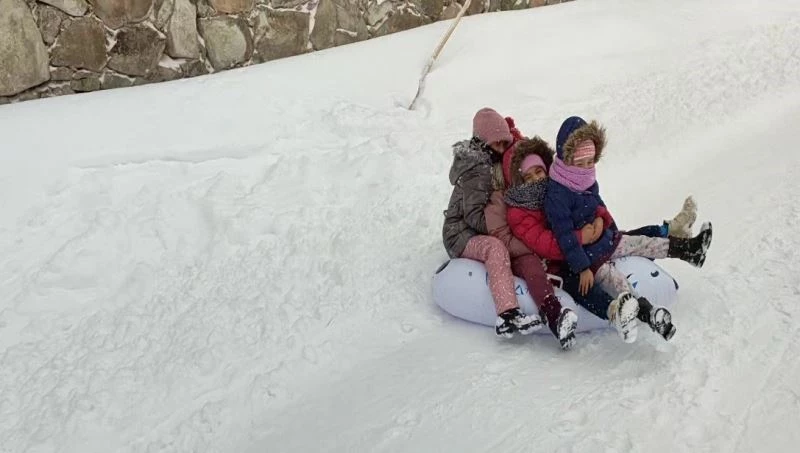 Çocuklar şişme botla kaydı, doyasıya eğlendi
