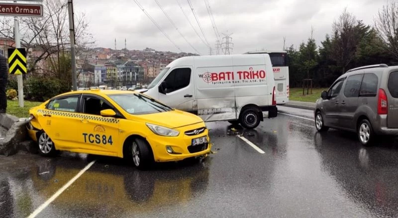 Sultangazi’de ticari taksiyle panelvan araç çarpıştı: 4 yaralı
