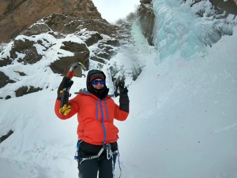 Bafra’nın belgeli tek kadın dağcısı donmuş şelaleye tırmandı
