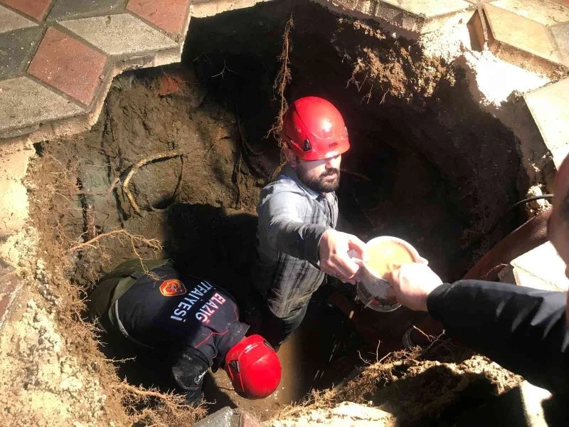 Evine giderken bir anda kendini yeraltında buldu, itfaiyenin 2 saatlik çalışması ile kurtarıldı
