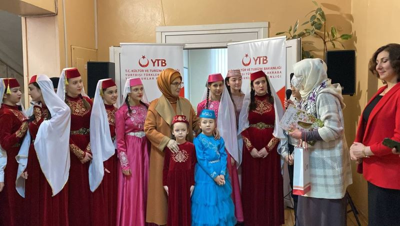 Cumhurbaşkanı’nın eşi Emine Erdoğan, YTB’nin desteği ile hazırlanan Tatarca çocuk kitaplarını Ukrayna’da miniklere hediye etti
