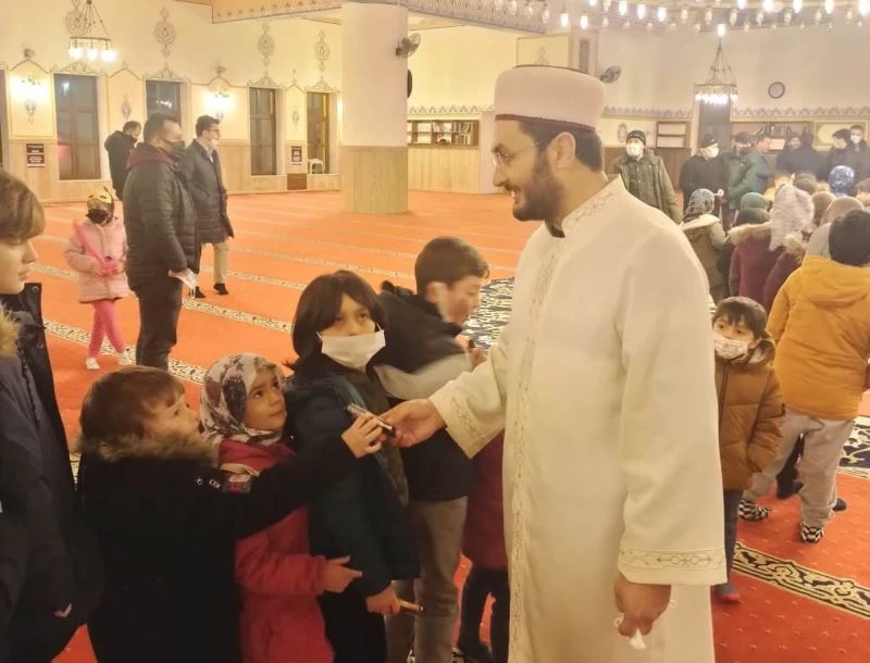 Regaip Kandili’ni çocuklarla birlikte kutladılar
