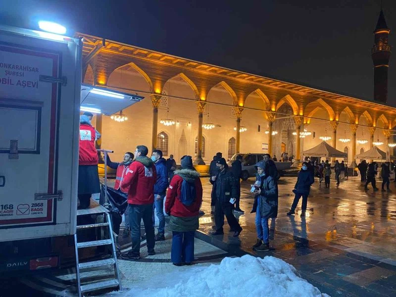 Kızılay, kandil programına gelen cemaate çorba ikramı yaptı
