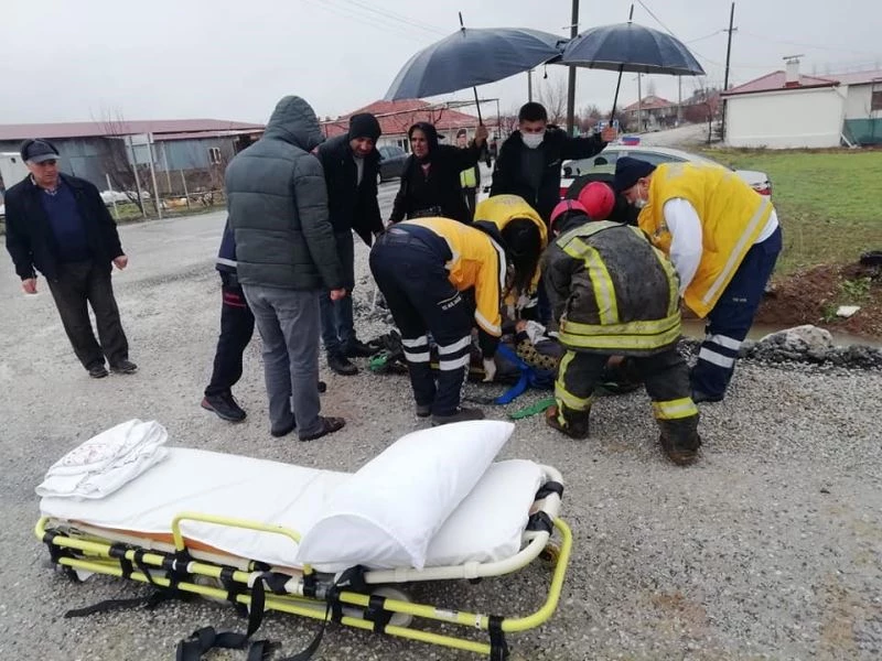 Ciple çarpışan otomobil tarlaya devrildi; 4 yaralı
