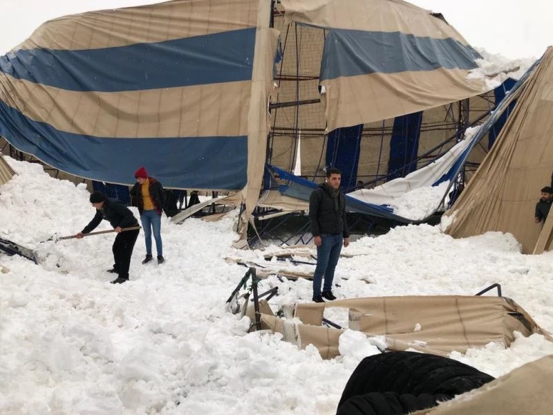 Hizan’da halı sahanın çatısı çöktü: 3 yaralı
