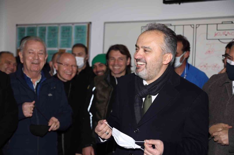 Başkan Alinur Aktaş, Bursaspor’un soyunma odasına indi
