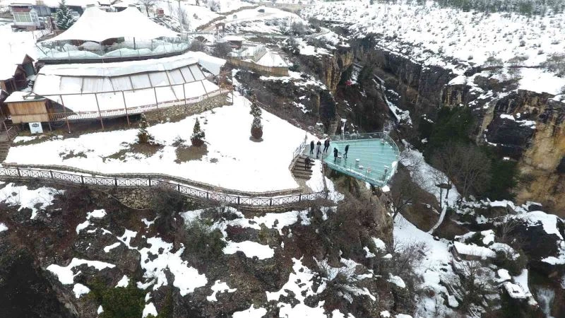 Tarihi ilçede yer alan cam teras yenilenerek sezona hazırlanıyor
