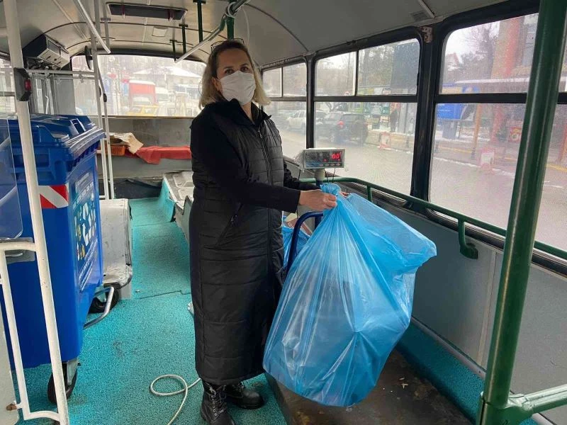 Sıfır atık sayesinde kazandığı parayı ihtiyaç sahibi öğrenciler için kullandı
