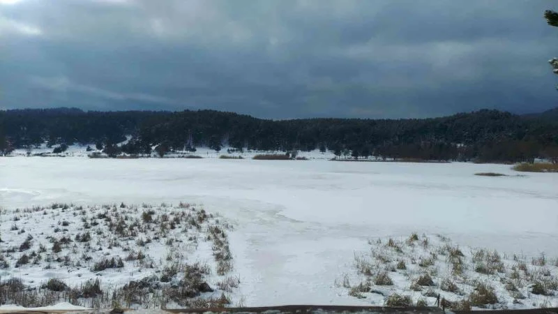 Simav Krater Gölü buz tuttu
