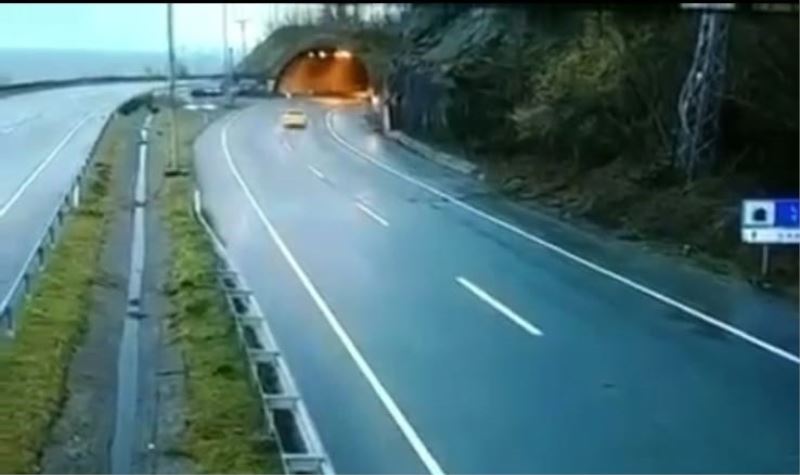 Karayoluna düşen taş ve kayalar yolu ulaşıma kapattı
