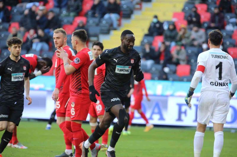 Sivasspor’da Mustapha Yatabare kırmızı kart gördü!
