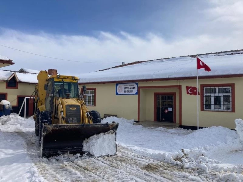 Okul bahçelerinde biriken kar temizlendi
