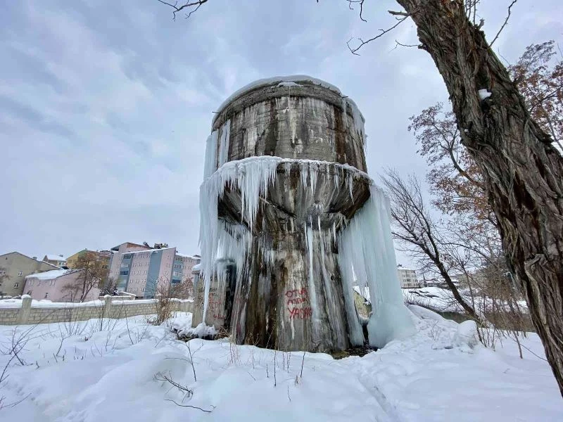 Ağrı’da dev buz sarkıtları oluştu
