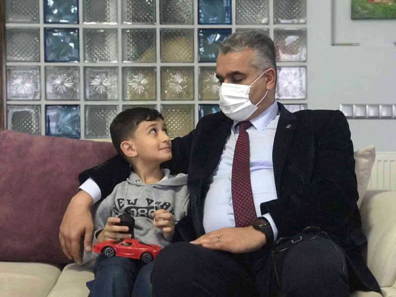 Ahlatcı’dan kanseri yenen Emir’e ziyaret
