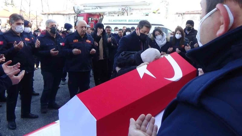 Kütahya’da 189 günlük yaşam savaşını kaybeden itfaiye eri son yolculuğuna uğurlandı
