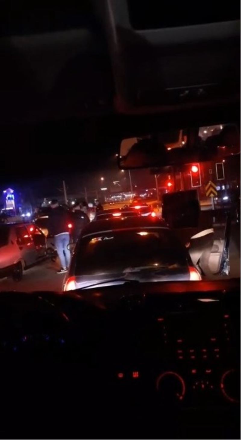 (Özel) Bursa’da yolu trafiğe kapatıp eğlendiler
