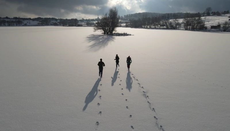 (Özel) Donmuş göl üzerinde kahvaltı yaptılar
