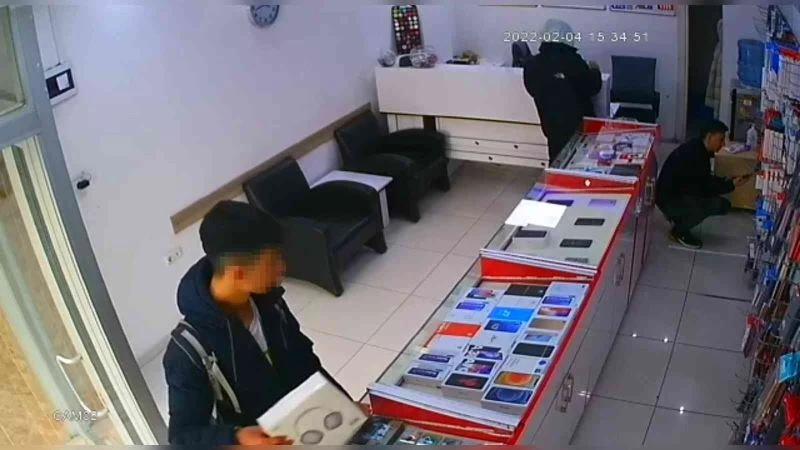 (Özel) Sultangazi’de kulaklık hırsızlığı kamerada
