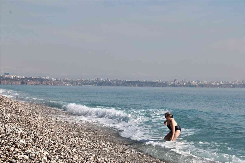 Yurt genelinde soğuk hava etkili olurken, Antalya’da deniz keyfi
