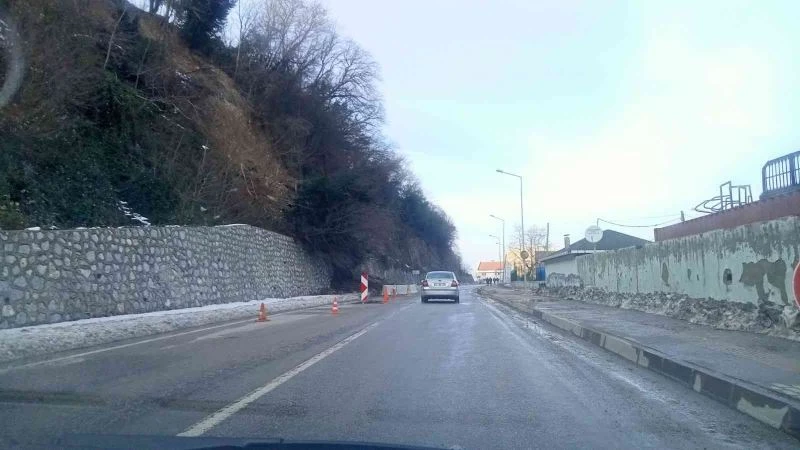 Kastamonu’da eriyen kar heyelana sebep oldu
