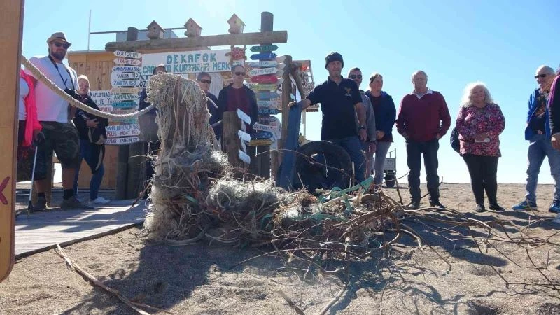 Dünyanın dört bir yanından gelen karavancılar Manavgat sahilini temizliyor
