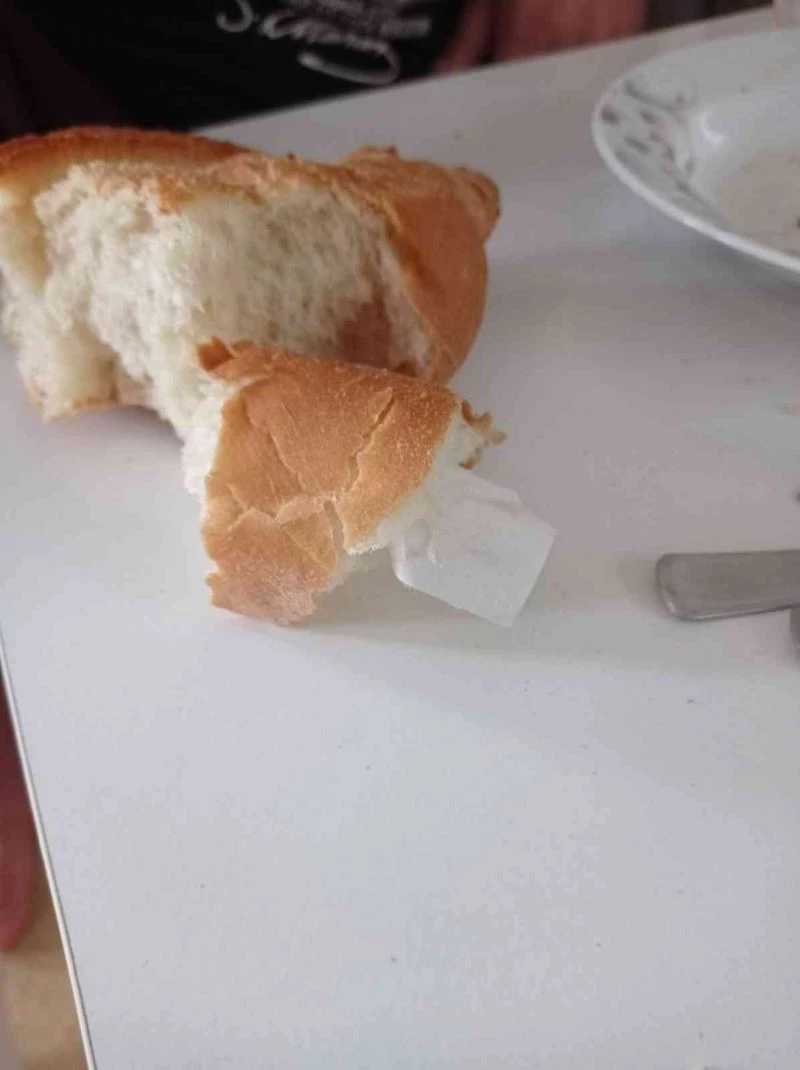 Ekmeğin içinden kağıt çıktı, neye uğradığını şaşırdı
