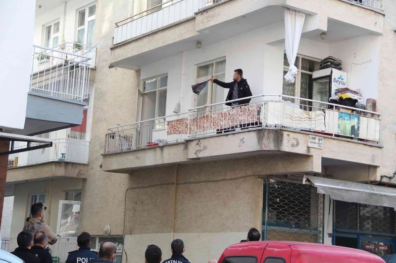 Antalya’da ailesinin para vermemesi üzerine bunalıma girdiği iddia edilen genç, intihara kalkıştı
