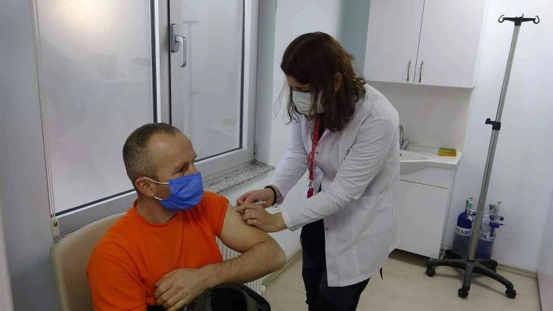 Türkiye genelinde 40 merkezden biri olan Trabzon’da Turkovac aşısı uygulaması bu sabah başladı
