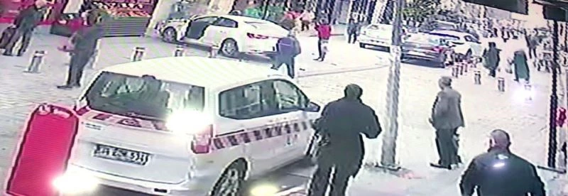 Çekmeköy’de direksiyon başında baygınlık geçiren sürücü önce yayaya çarptı sonra dükkana daldı
