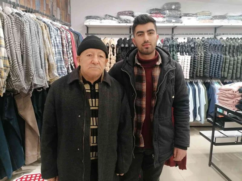 Harçlığını almaya giden genç, ATM’den bulduğu parayı sahibine ulaştırdı
