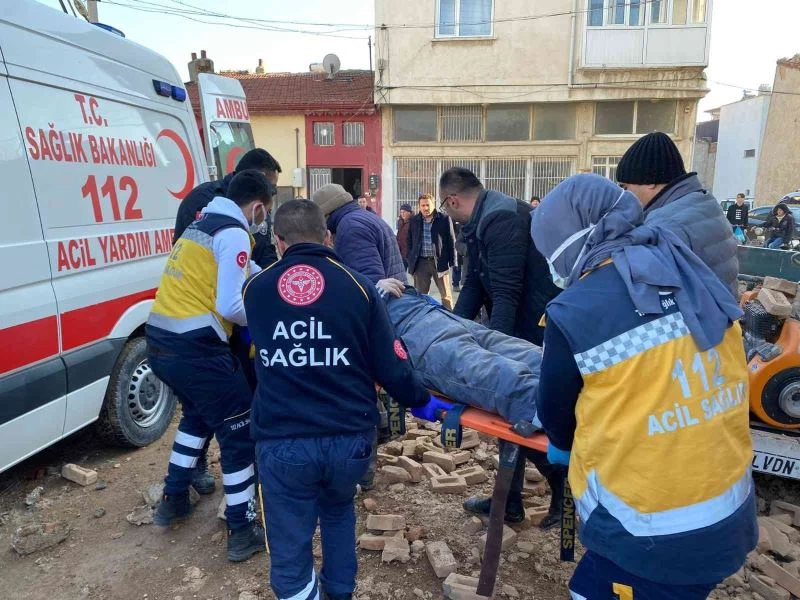 Duvarın altında kalan şahsın durumu ciddiyetini koruyor
