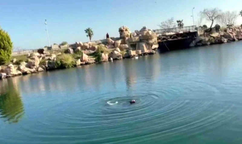 Kız arkadaşıyla tartışıp denize atlayan genç boğulmaktan son anda kurtarıldı
