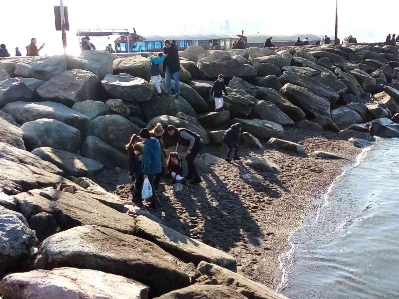 Bandırma’da deniz çekilmesini vatandaşlar merakla izliyor
