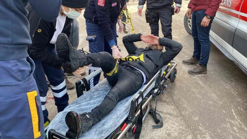 Bıçaklanan genç yarasını unutup, “Çekmek yasak” dedi
