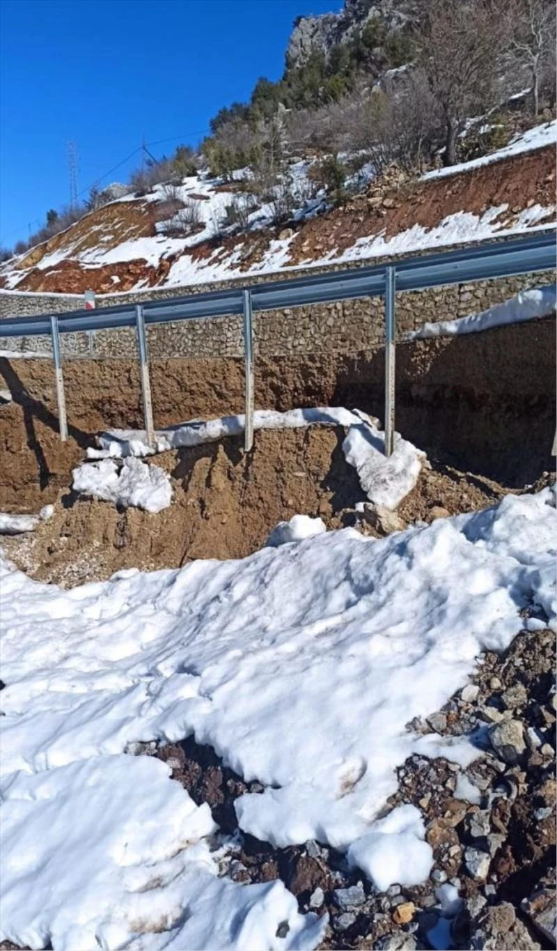 Kozan-Feke kara yolunun bir şeridinde çökme meydana geldi