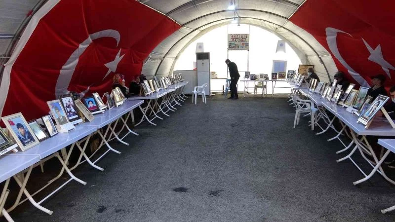 HDP önünde kardeşinin yolunu gözleyen abla Zekiye Bozdağ: 