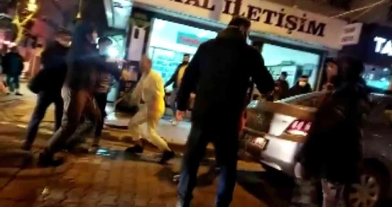 Maltepe’de yol verme kavgası: İETT otobüsünü yumruklayarak tehditler savurdu
