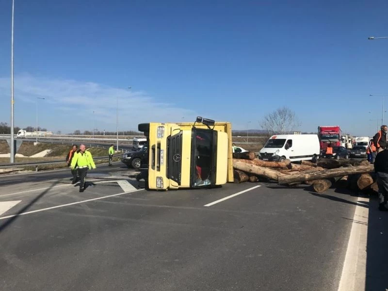 Kontrolden çıkan kamyon devrildi, taşıdığı tomruklar yola savruldu
