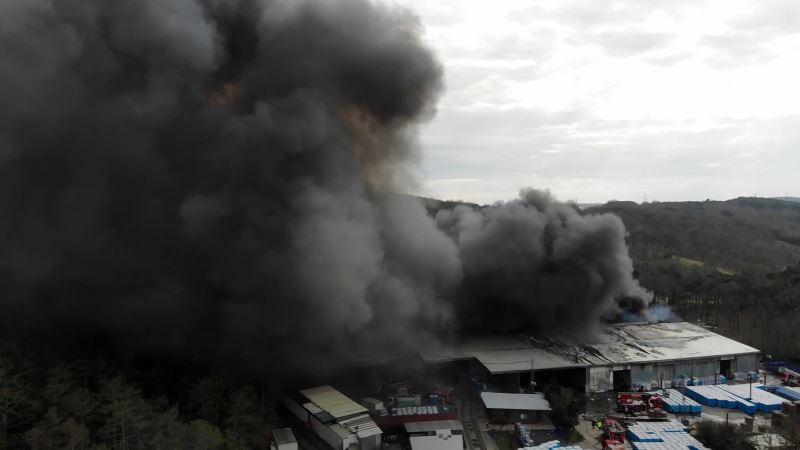 Kemerburgaz’da bir su firmasına ait depoda yangın çıktı. Olay yerine çok sayıda itfaiye ekibi sevk edildi. İtfaiyenin yangına müdahalesi sürüyor.

