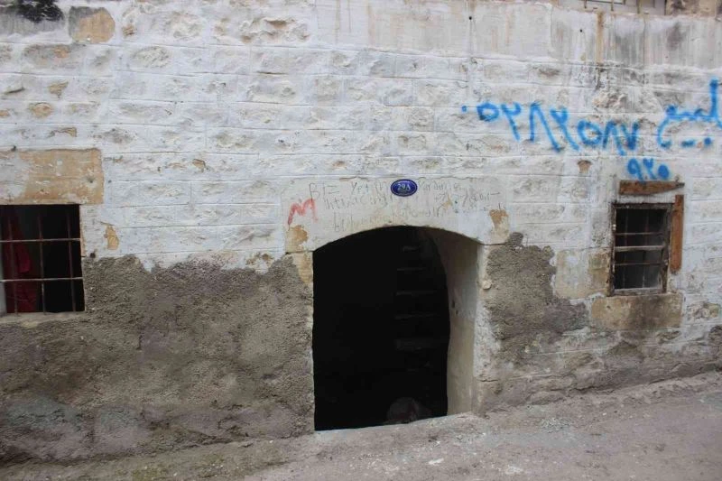 Kilis Valiliğine komşu evin demir kapıları çalındı
