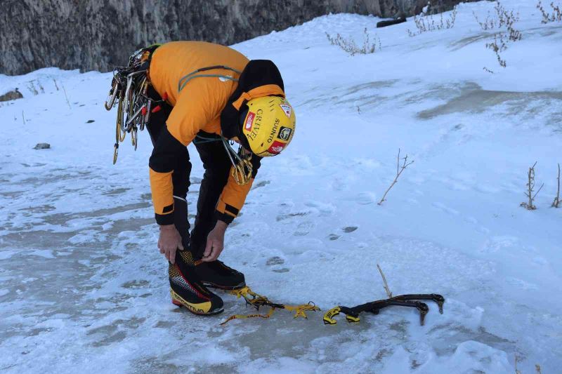 Milli Dağcı Tunç Fındık, Diyadin Murat Kanyonu’nda buz sarkıtlarına tırmandı
