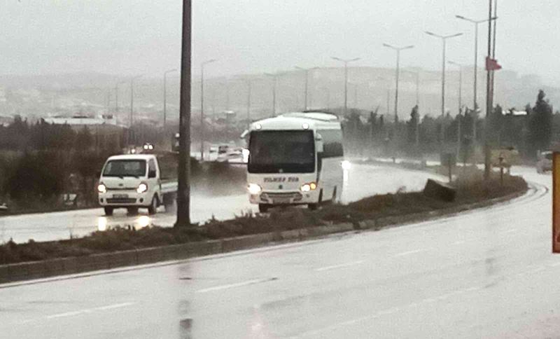 Bandırma’da kuvvetli yağış ve fırtına etkili oluyor: Deniz seferleri iptal edildi
