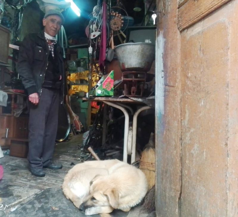 Yağmurdan işyerine sığındı
