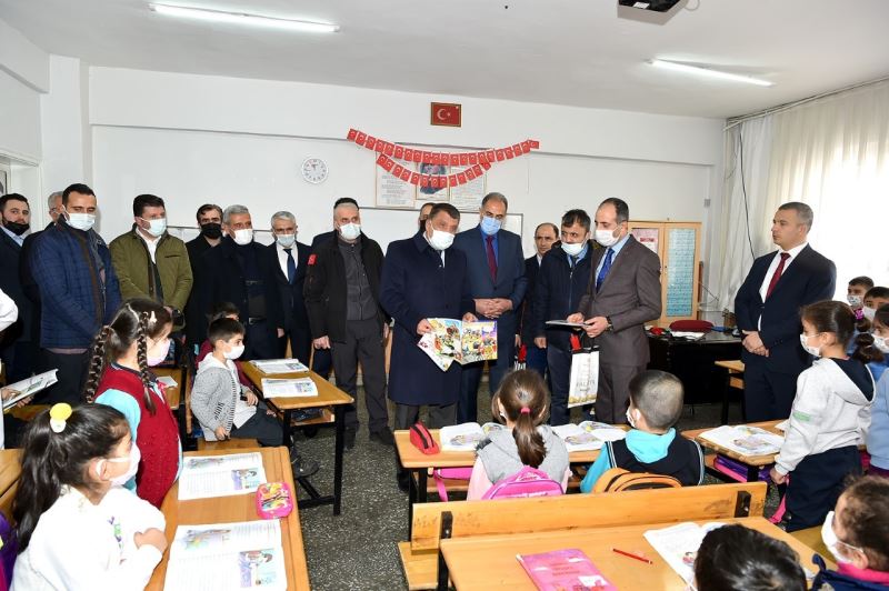 Başkan Gürkan’dan öğrencilere hediye
