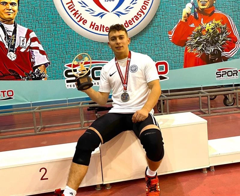 Toptaş 275 kilo kaldırarak Türkiye ikincisi oldu
