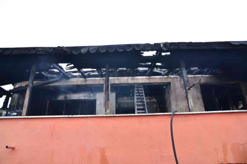 Lojman yangınında imam camdan atlayarak kurtuldu
