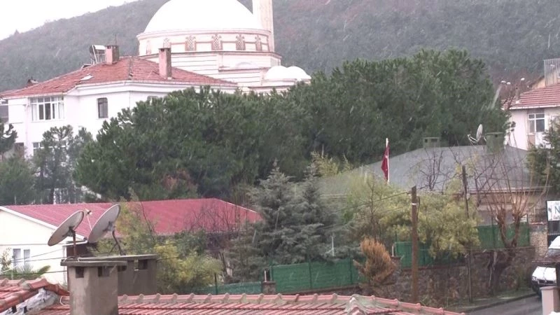 Aydos tepesine kar yağışı başladı
