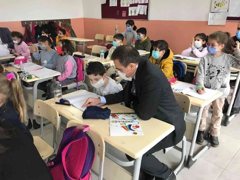 Burhaniye Kaymakamı İlyas Memiş, Hacı Mustafa Müdüroğlu Ortaokulunu ziyaret etti
