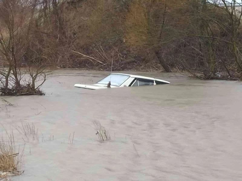 Taşan dere otomobili yuttu
